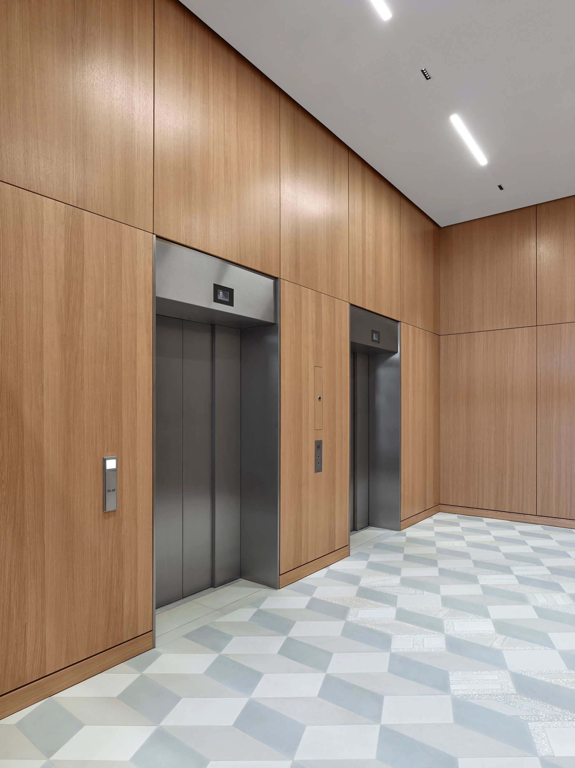 Kunst am Bau „Heimat Heimat“ auf dem Fußboden des Bundesministeriums - mit Zitaten, die einem Essay von Kurt Tucholsky aus dem Jahre 1929 entnommen sind. Foto: Stefan Müller  