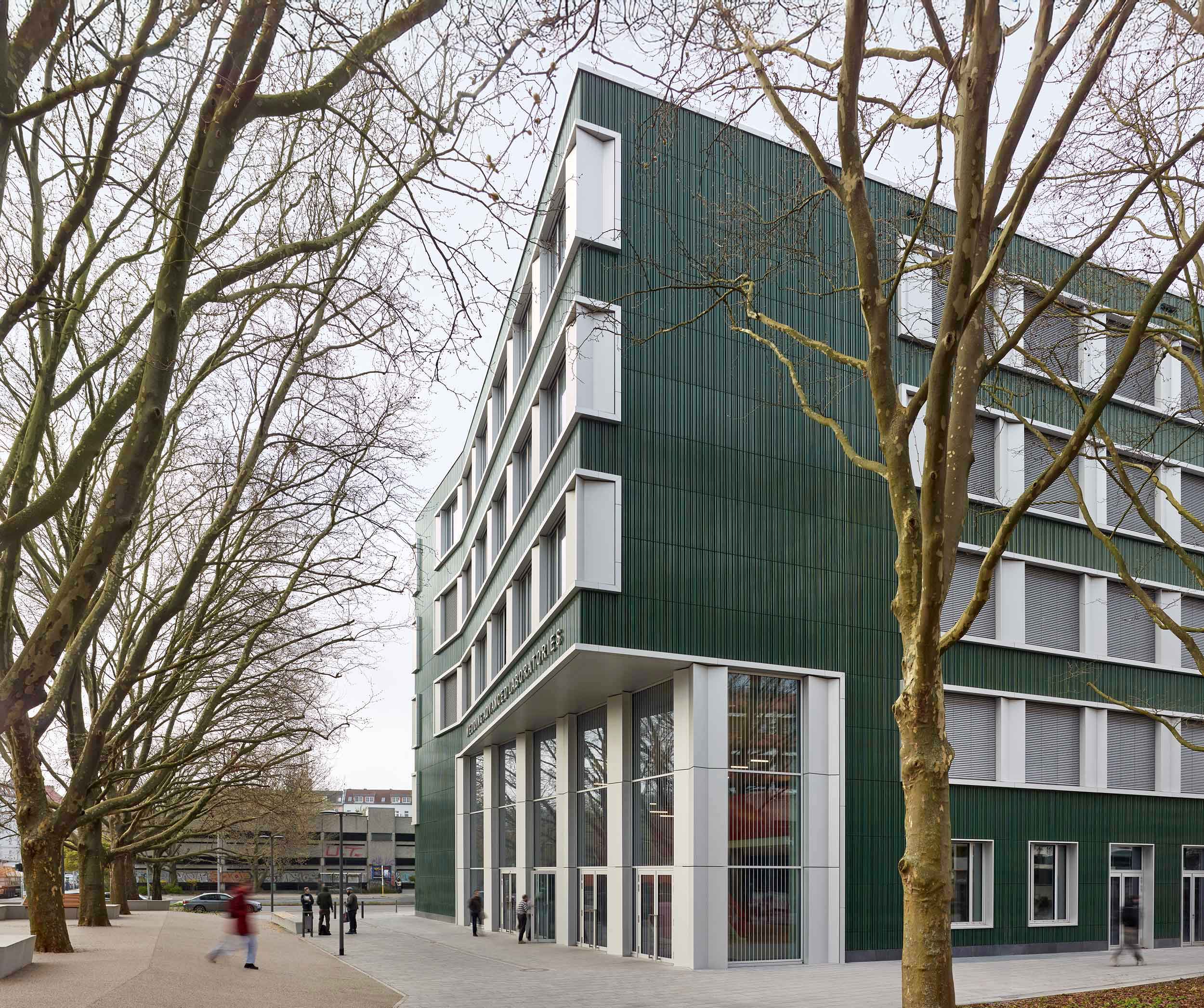 Berliner Hochschule für Technik, Laborgebäude WAL, Haupteingang; Foto: Stefan Müller