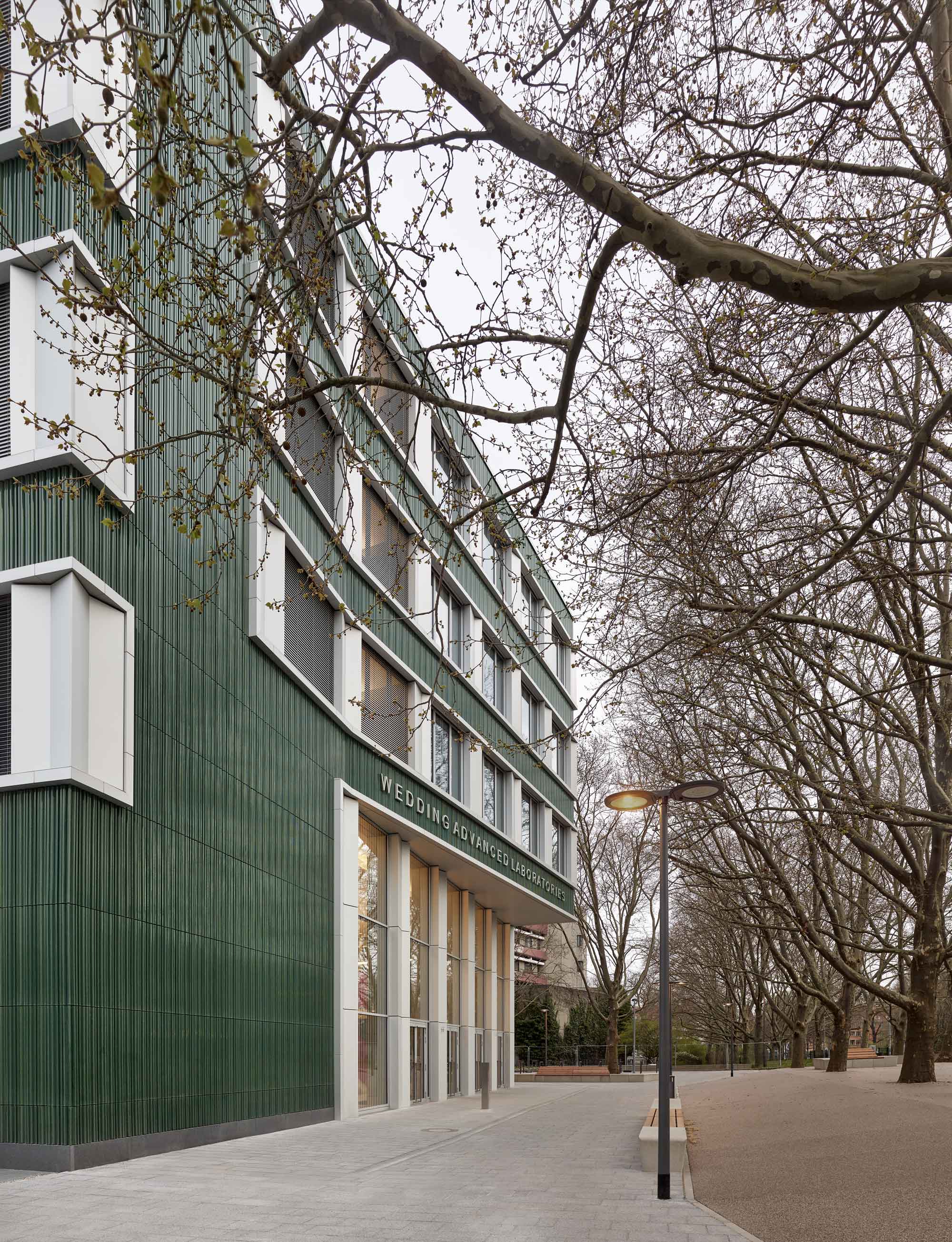 Berliner Hochschule für Technik, Laborgebäude WAL, Haupteingang; Foto: Stefan Müller